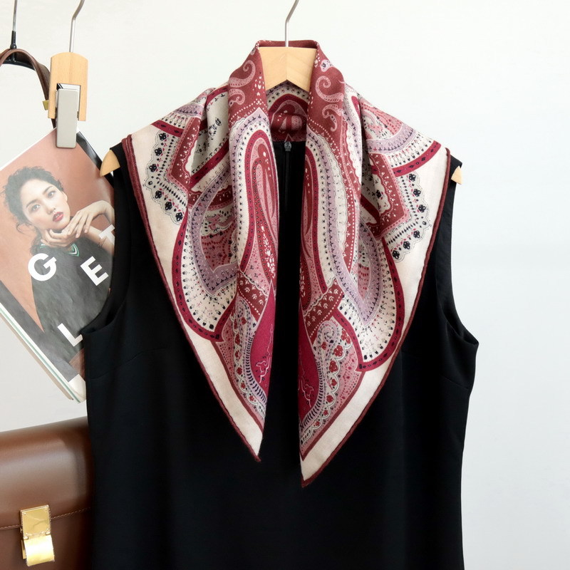 Women Bags Handmade - وشاح رقبة صغير بنقشة بيزلي 65