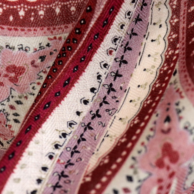 وشاح رقبة صغير بنقشة بيزلي 65  - مراجعة Women Bags Handmade وسعره