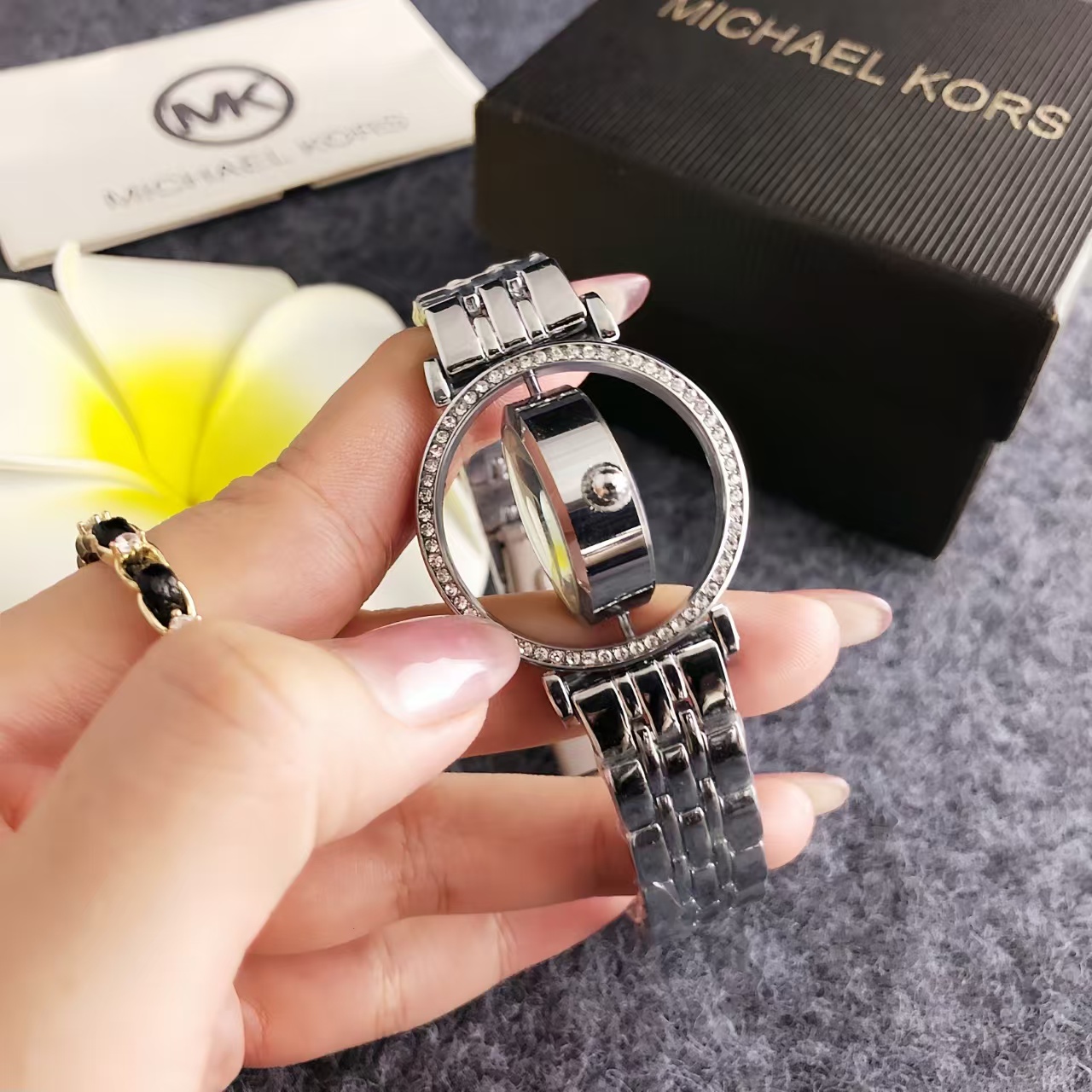 حقيبة ساعة نسائية من مايكل كور - مراجعة Women'S Bags Michael Kors وسعره