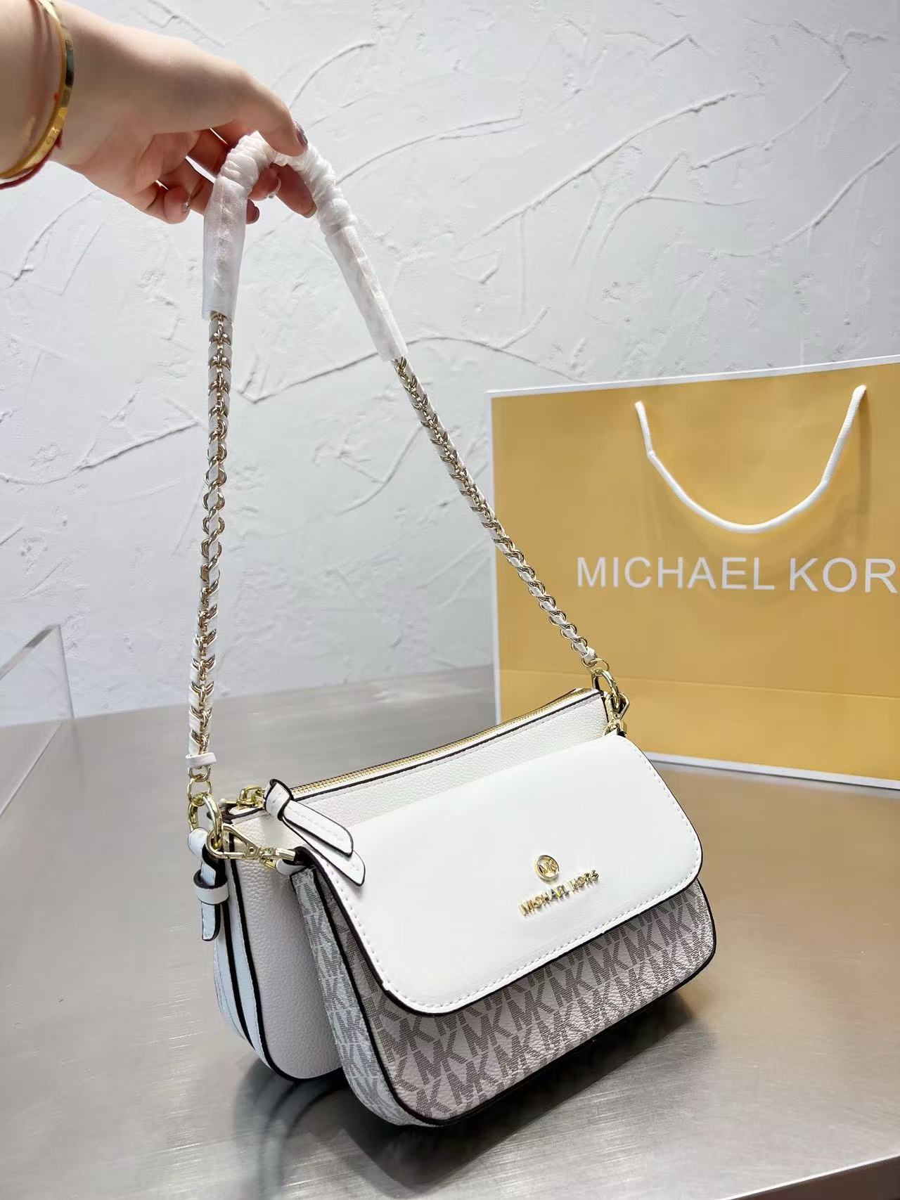 حقيبة كتف وحقيبة كروس بودي كبي - مراجعة Women'S Bags Michael Kors وسعره