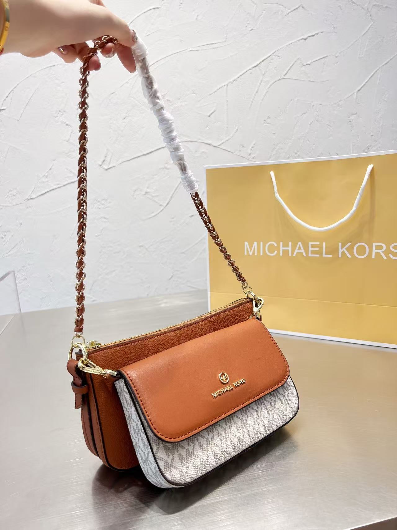 حقيبة كتف وحقيبة كروس بودي كبي - مراجعة Women'S Bags Michael Kors وسعره